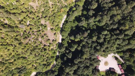 Vista-Aérea-De-Conducción-Por-Carretera-Forestal-De-Montaña