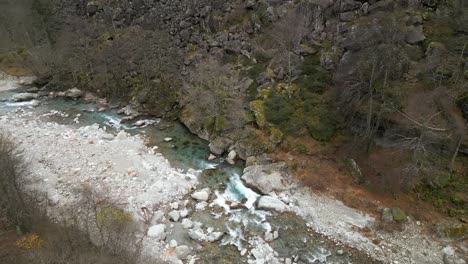 Disparo-De-Un-Dron-Ametrallando-Sobre-Las-Aguas-Cristalinas-Del-Río-Maggia,-En-Cavergno,-Distrito-De-Vallemaggia,-En-El-Cantón-De-Ticino,-En-Suiza.