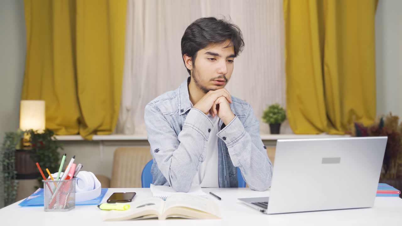 estudiante masculino viendo información y contenido útil.