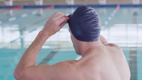 nadador quitando sus gafas de piscina