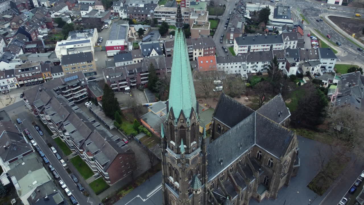 vista aérea de una iglesia en una ciudad