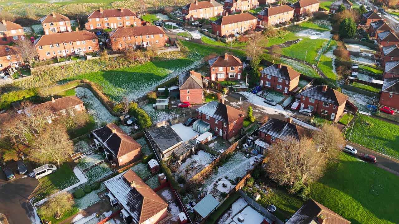 드론의 눈의 겨울 풍경은 dewsbury moore council estate의 전형적인 영국 도시 협의회 소유 주택 개발과 빨간 벽돌 테라스 주택과 산업 요크셔를 포착합니다.