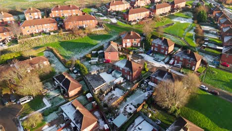 Die-Winteransicht-Aus-Der-Drohnenperspektive-Erfasst-Die-Typische-Britische-Städtische-Wohnsiedlung-Des-Dewsbury-Moore-Council-Estate-Mit-Reihenhäusern-Aus-Rotem-Backstein-Und-Dem-Industriellen-Yorkshire