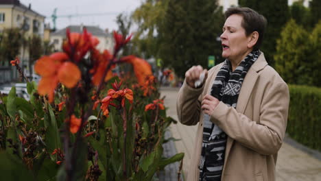 persona con alergia a las flores