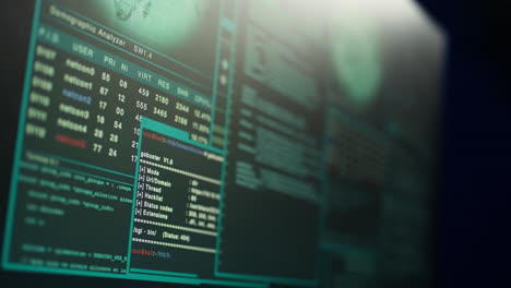 close-up opname van gevaarlijke hacking code die loopt op computersysteem monitors