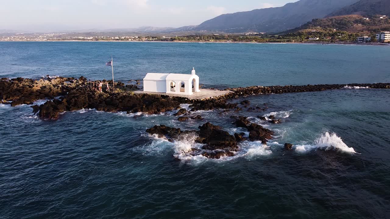 capilla romántica en medio del mar en creta, vista aérea