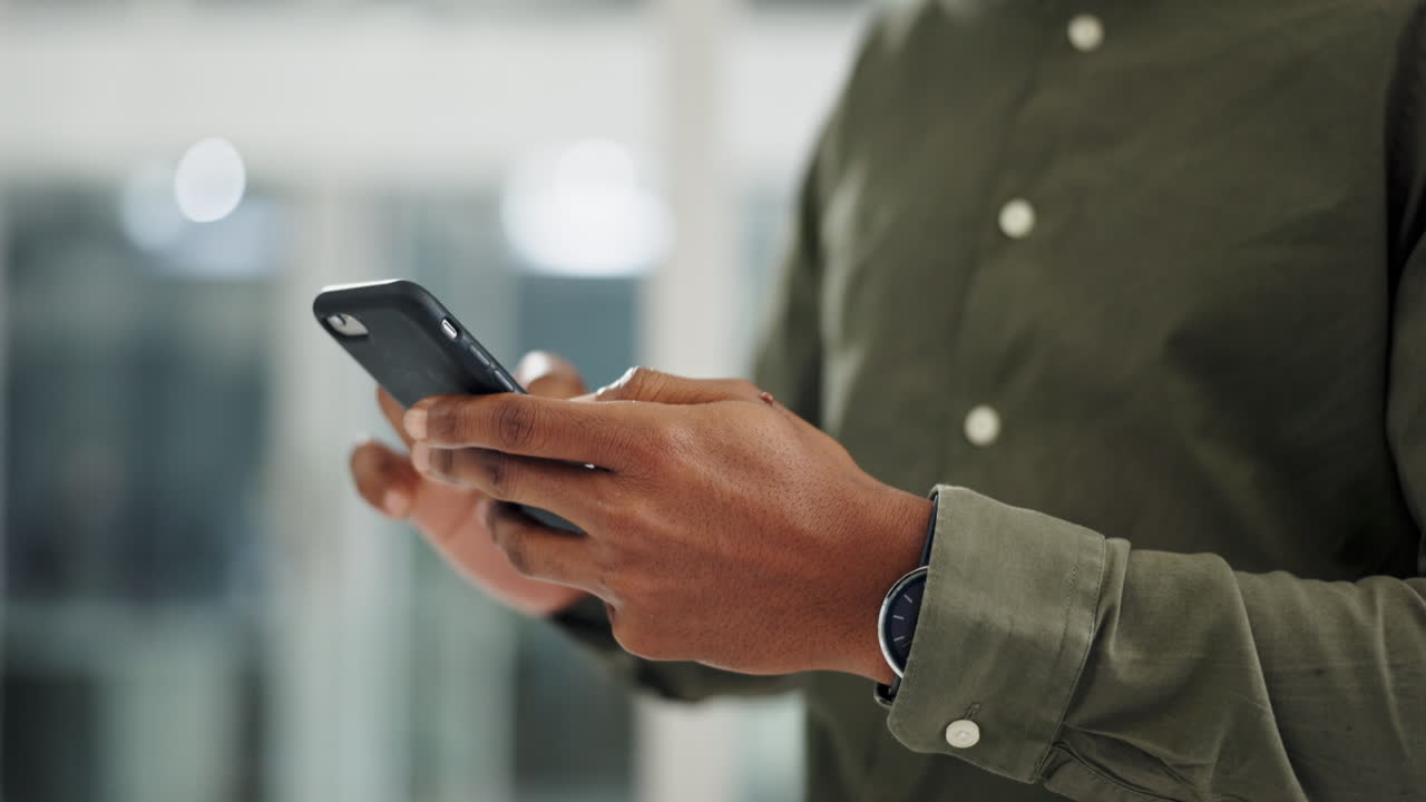 uomo d'affari, telefono e mani che digitano