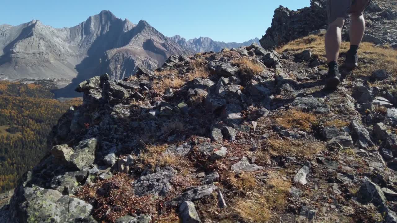 등산객 다리는 산 높은 각도로 닫습니다 슬로우 모션 kananaskis alberta canada