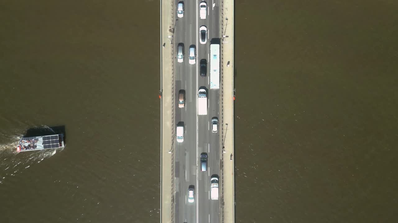 보트가 항해하는 다리 위의 조감도에서 축소