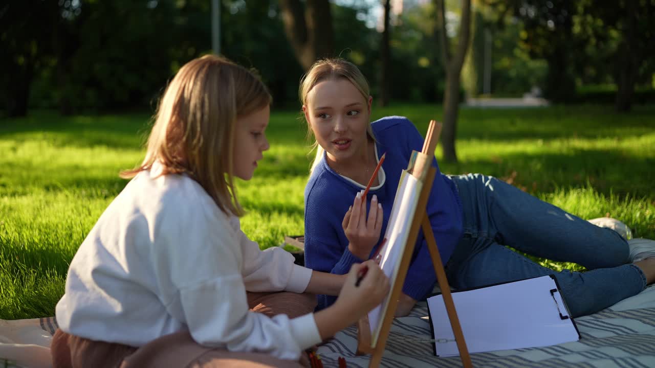 공원에서 그림을 그리는 두 소녀