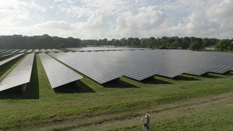 Parque-Solar,-Vuelo-Bajo-Sobre-Amplios-Paneles-Solares-Fotovoltaicos-De-Una-Granja-Solar-En-Un-Día-Brillante