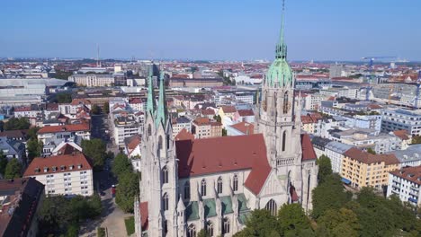 Vista-Aérea-Perfecta-Del-Vuelo-De-La-Ciudad-De-Munich-Iglesia-De-Paul-En-Theresienwiesen,-Alemania-Ciudad-Bávara-En-El-Soleado-Día-De-Cielo-Despejado-2023