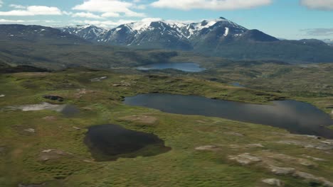 un vuelo sobre la cordillera de korgfjellet, noruega
