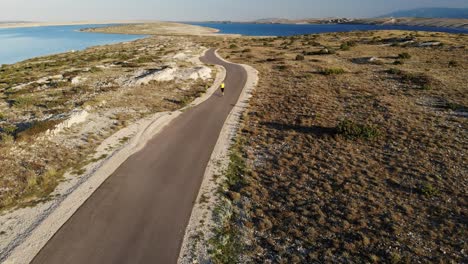 corredora temprano en la mañana en el camino en el desierto entre el mar azul