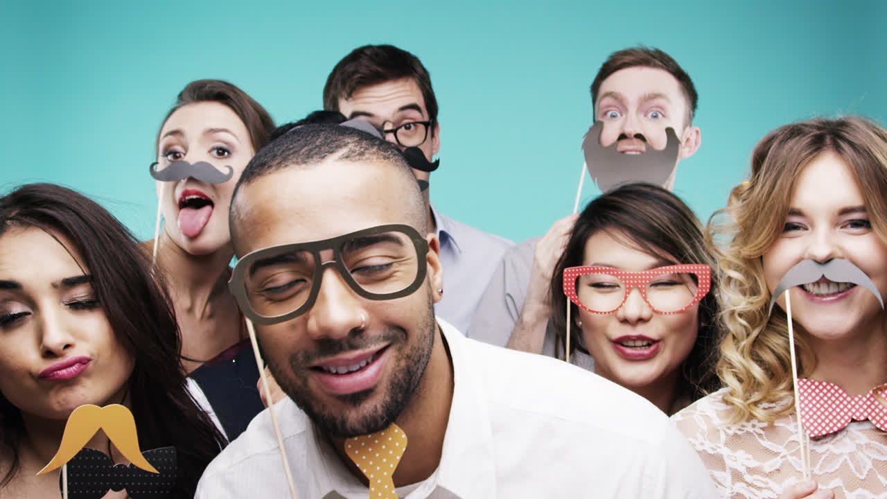 grupo multi-racial de personas divertidas celebrando la cámara lenta de la fiesta cabina de fotos