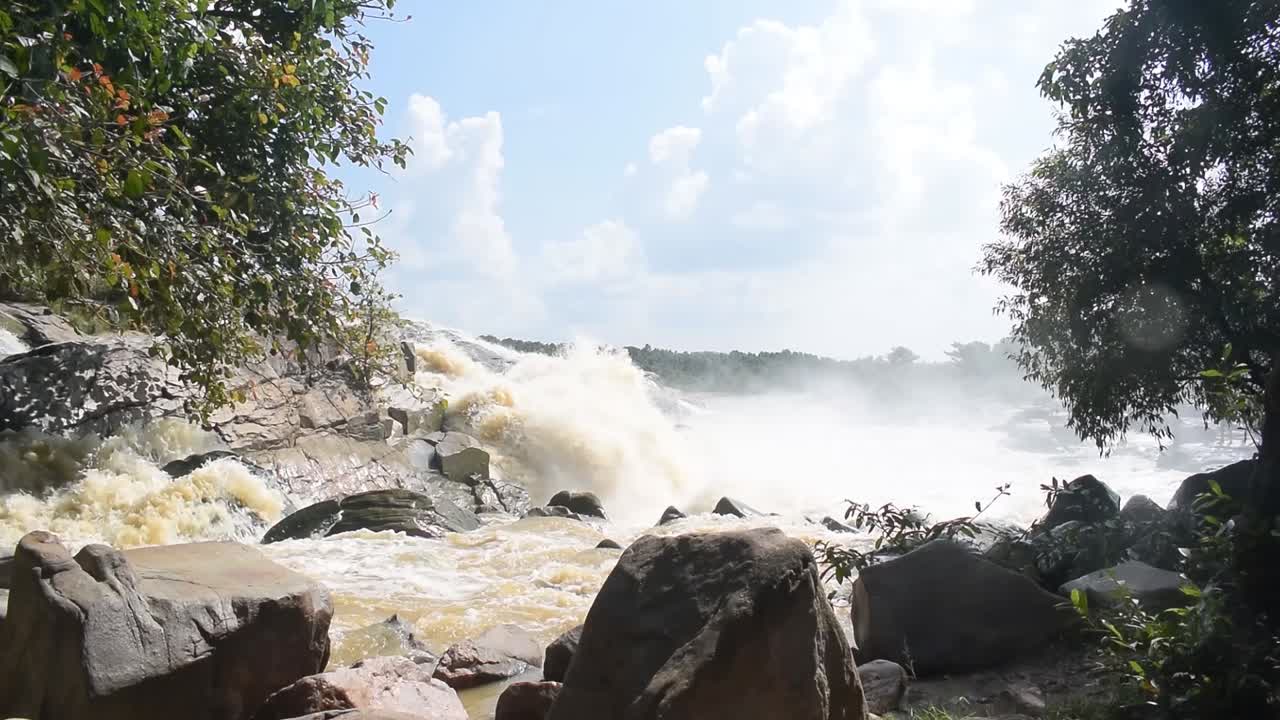 un fuerte flujo de agua que cae de las cascadas del río usri en las cataratas usri en giridih, jharkhand, india el martes 6 de octubre de 2020