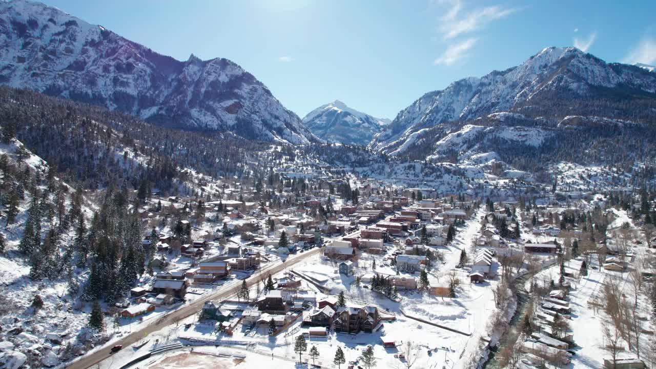 panning drone tiro del centro de ouray, colorado en el invierno