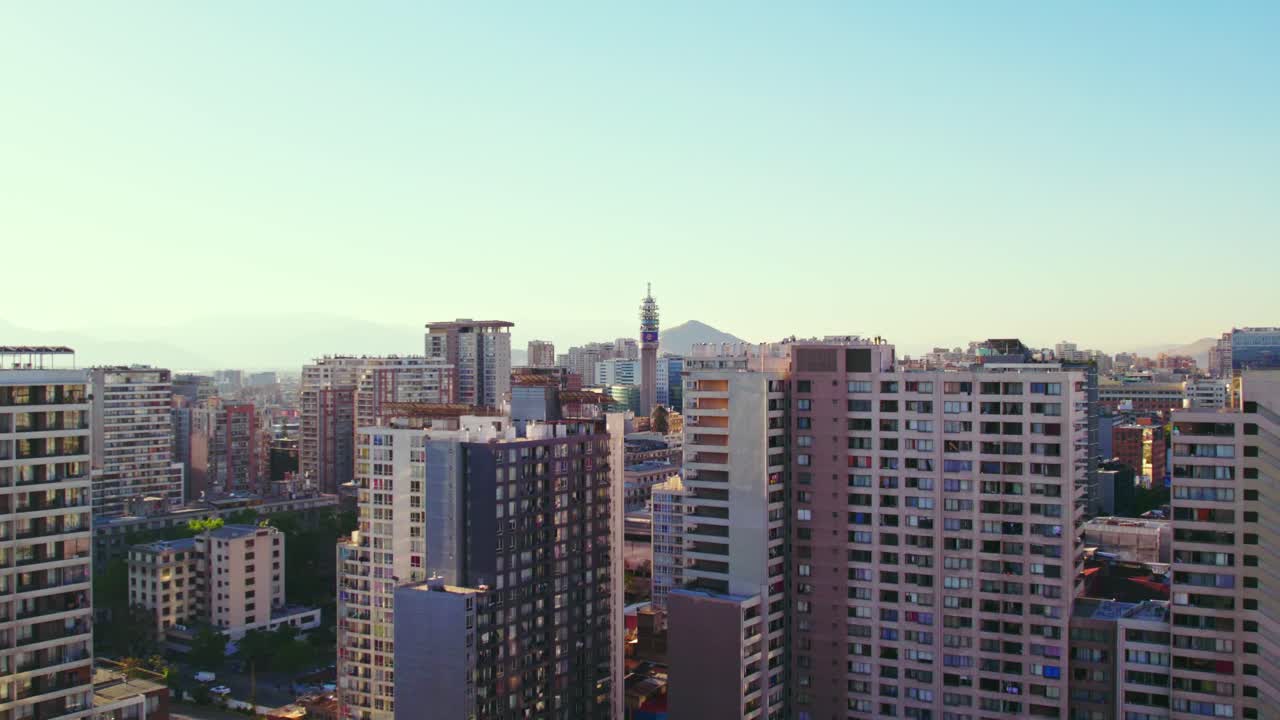 산티아고 센트로 (santiago centro) 에 있는 엔텔 타워 (entel tower) 와 함께 주거 건물을 세우는 공중 사진.