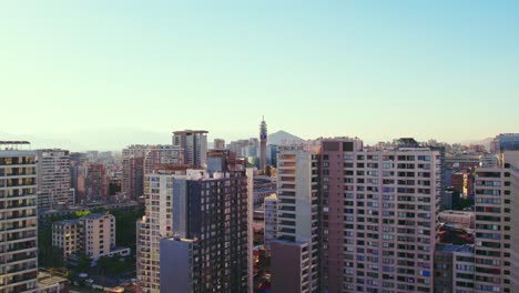 Boom-up-Luftaufnahme-Der-Errichtung-Von-Wohngebäuden-Mit-Dem-Dazwischen-Isolierten-Entel-Turm-In-Santiago-Centro