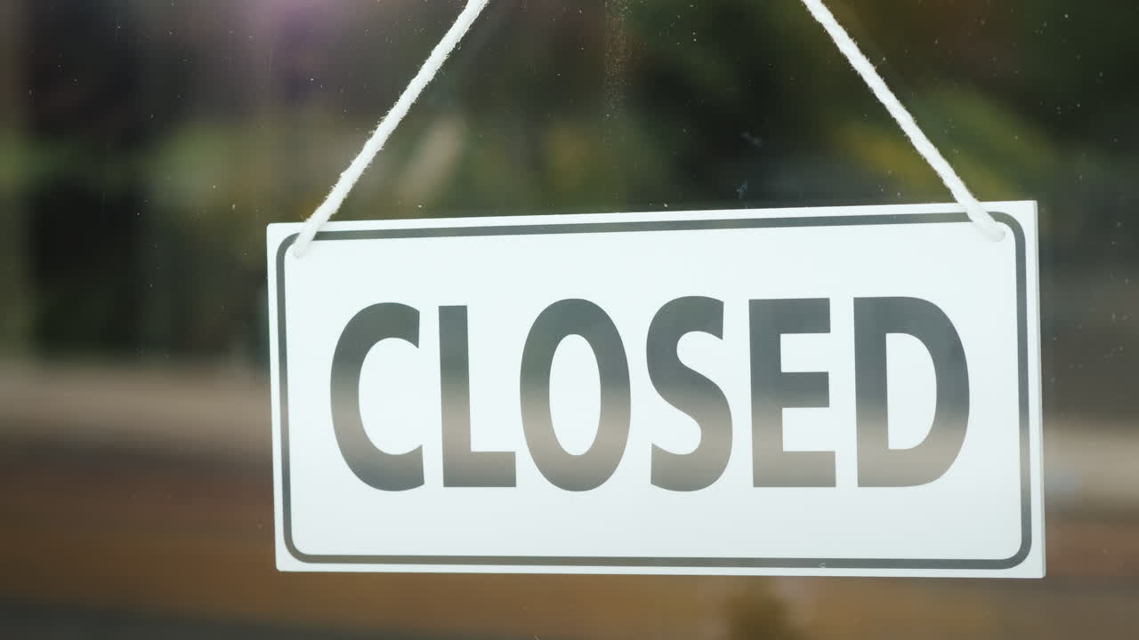 성공한 여성의 초상화 - 광장의 유리문 뒤에 서 있는 그의 사업주