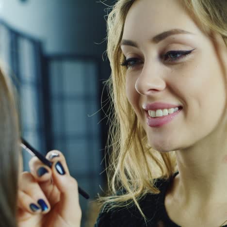 Make-up-Der-Make-up-Künstlerin-Der-Jungen-Frau-In-Einem-Studio-3