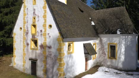 église en forêt, isolée dans les bois, site religieux isolé, calme et tranquillité, spiritualité, vue aérienne en hausse