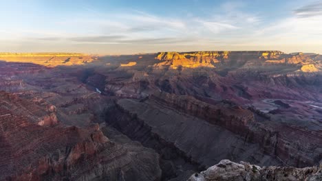 大峡谷国家公园(英语:grand canyon national park)是位于美国亚利桑那州利潘点的公园