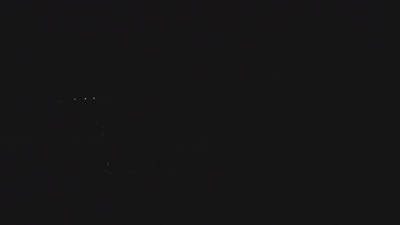 faros de automóviles por la noche