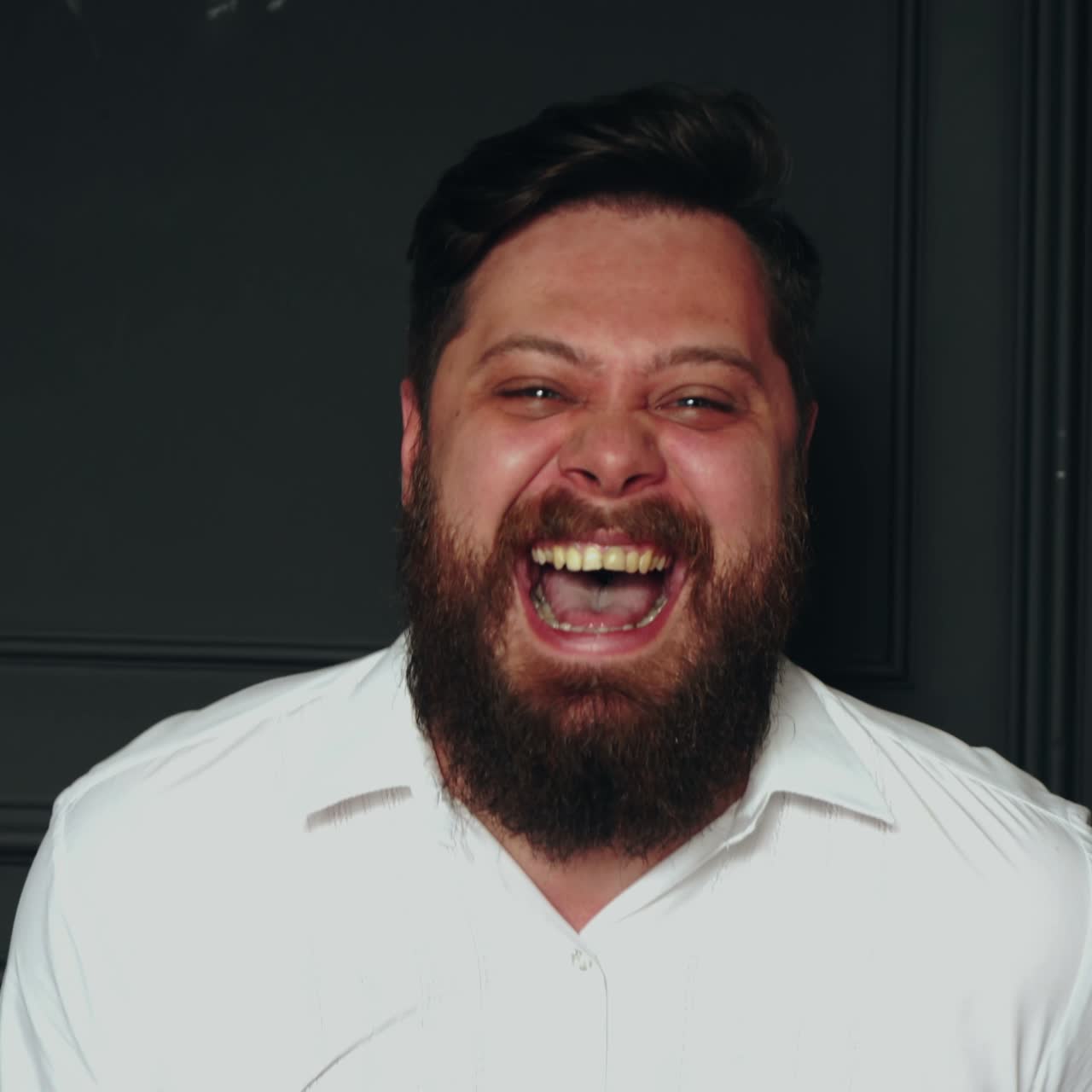 Uomo barbuto in studio
