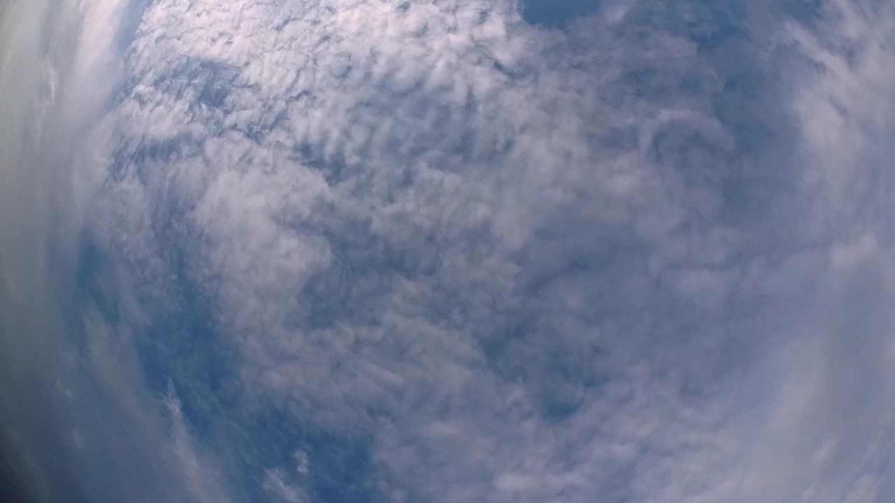 cielo azul y capa de nubes moviéndose en una hermosa tarde soleada