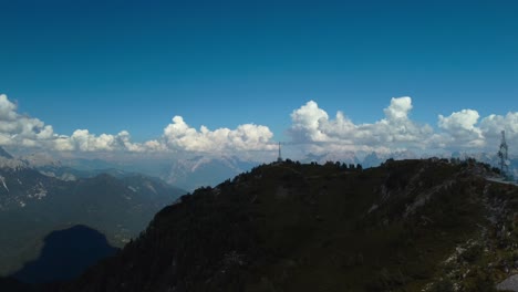 Maravillosa-Vista-Aérea-Escénica-Del-Rito-Del-Monte-En-La-Cordillera-De-Los-Dolomitas,-Inclinada-Hacia-Abajo