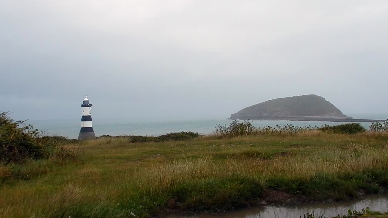 brumoso y lluvioso faro de anglesey penmon e isla de frailecillos tormentoso litoral galés