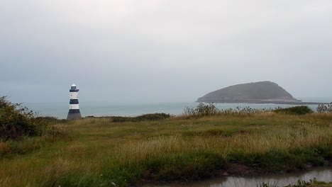 brumoso y lluvioso faro de anglesey penmon e isla de frailecillos tormentoso litoral galés