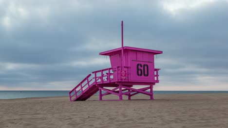 torre de socorrista rosa 60 en la playa en un día nublado