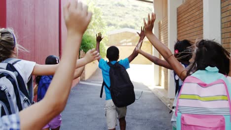 Compañeros-De-Clase-Corriendo-En-El-Campus-De-La-Escuela