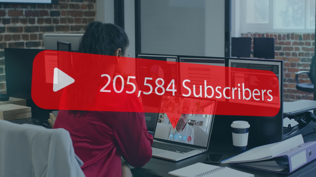 animación de la burbuja de habla con el número de suscriptores creciendo más mujer usando portátil en videollamada