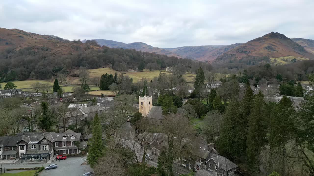 4k paisaje cinemático de la aldea aérea de cumbrian, vista aérea de grassmere, aldea, ciudad en el distrito inglés de los lagos, reino unido