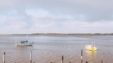 Segelboote-Vor-Anker-In-Morro-Bay