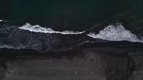 Vista-Aérea-De-La-Costa-Arenosa-Con-Olas-Tranquilas-En-Las-Islas-De-Cabo-Verde,-África