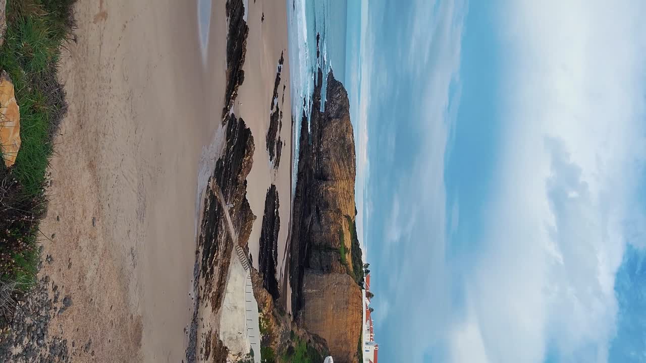la playa de almograve con rocas de basalto negro en la costa de alentejo, portugal