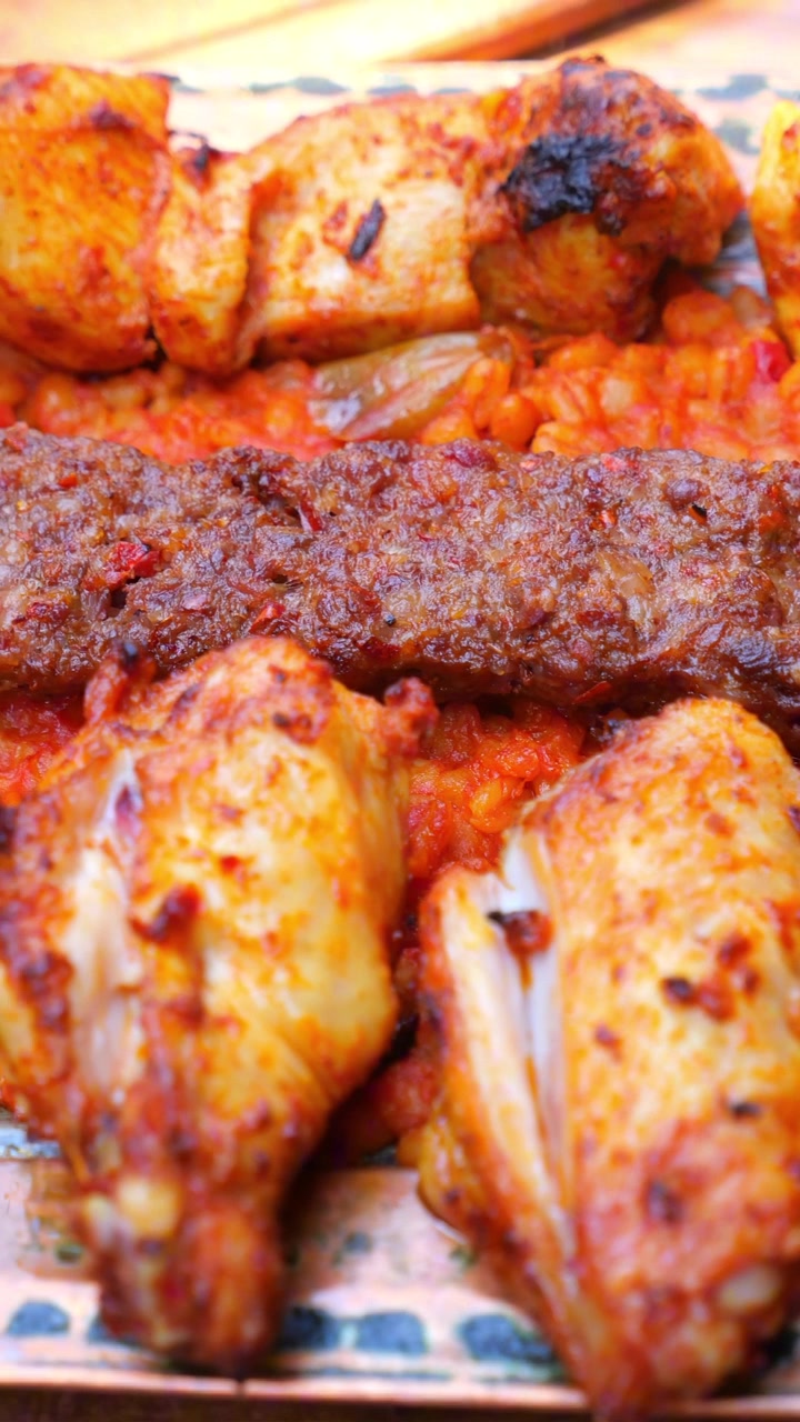 Piatto tradizionale di kebab turco con carne alla griglia e bulgur
