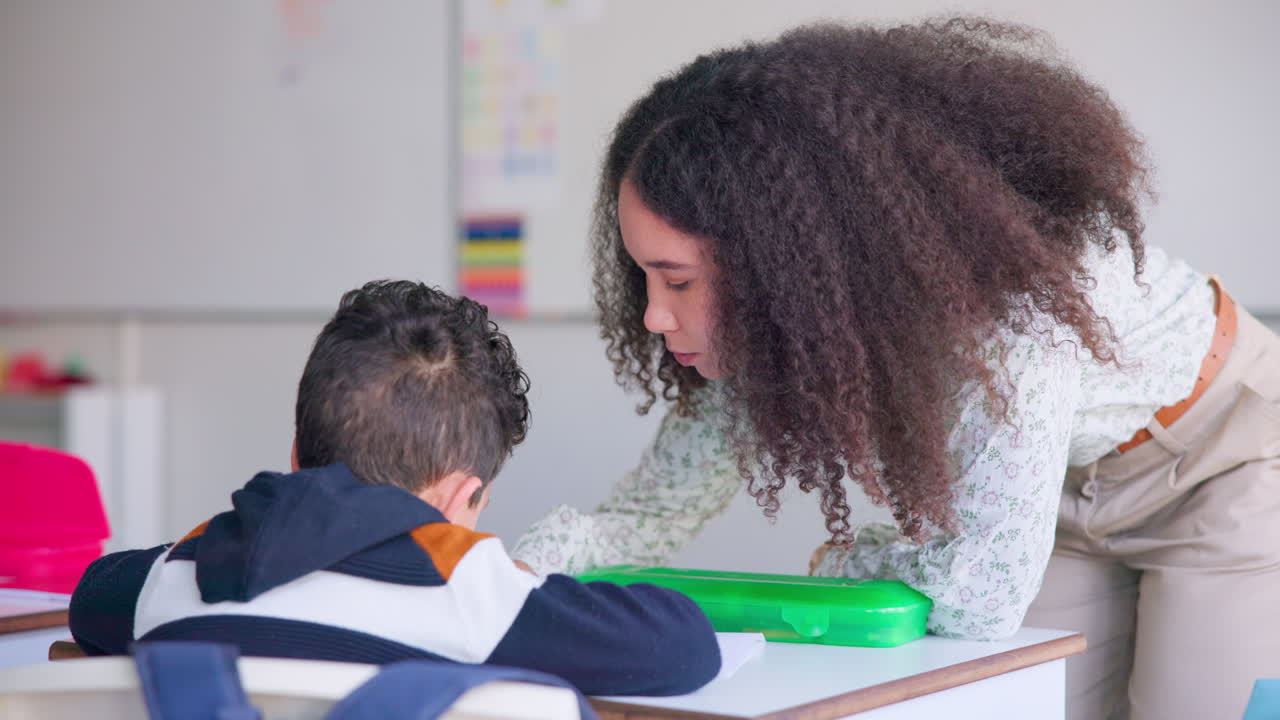 maestro, niño y ayuda con la lectura
