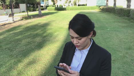 비즈니스 복장을 입고 5g 네트워크로 휴대전화를 사용하는 여성