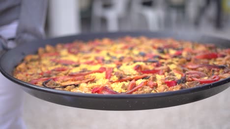 llevando paella a una reunión de personas celebrando
