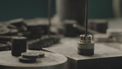 proceso de fabricación de anillos de oro