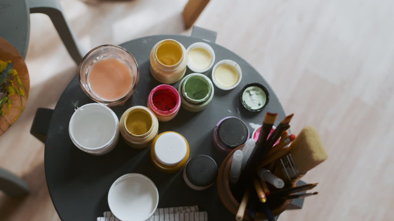 artista pintando en un lienzo