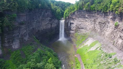 Una-Toma-De-4k-Con-Drones-De-Las-Cataratas-Taughannock,-La-Cascada-De-Caída-única-Más-Alta-Al-Este-De-Las-Montañas-Rocosas,-Que-Conduce-Al-Lago-Cayuga,-Ubicado-En-La-Ciudad-De-Ulysses,-Nueva-York.