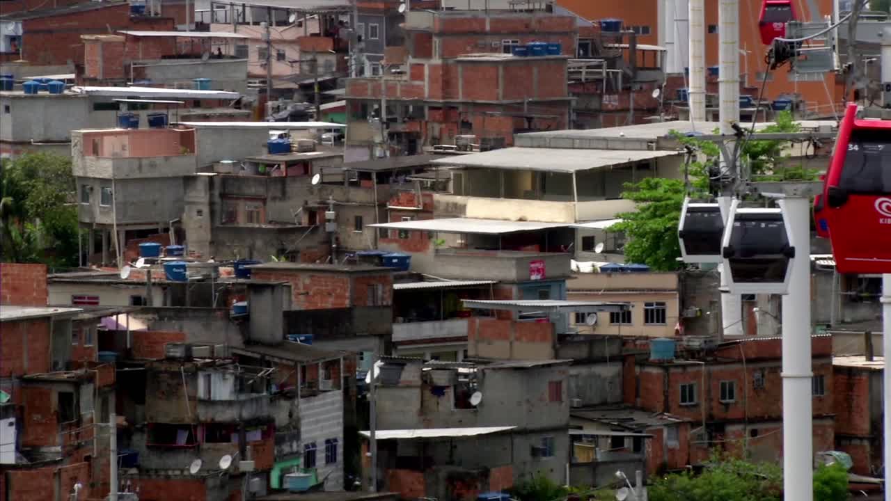 teleférico sobre la favela do alemao en