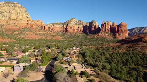 Sedona-Az-Usa,-Vista-Aérea-De-La-Comunidad-Residencial,-Casas-Bajo-Acantilados-De-Arenisca-De-Roca-Roja