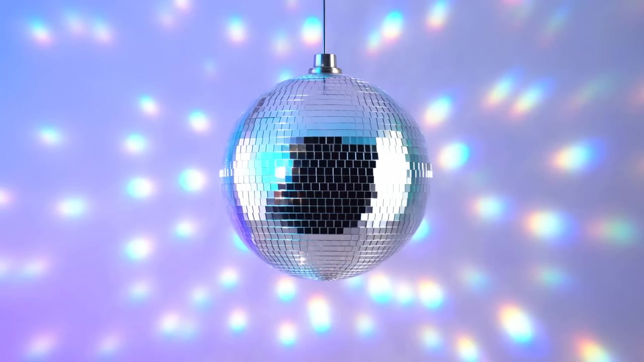Bola de discoteca espejada cuelga sobre un suave fondo lavanda, con azulejos facetados brillantes proyectando reflejos pastel, luces de estudio brillantes, un desenfoque sutil y un ambiente de fiesta retro en una composición centrada.